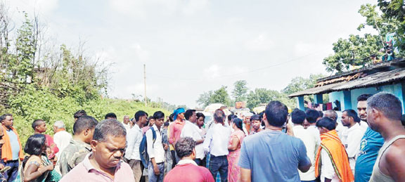 तनाव में आकर कोरवा ग्रामीण की मौत, चक्काजाम तनाव में आकर कोरवा ग्रामीण की मौत, चक्काजाम