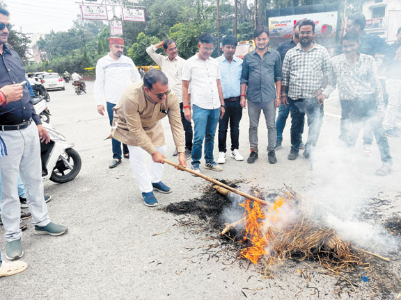 भाजयुमो ने राहुल और तेजस्वी का पुतला फूंका