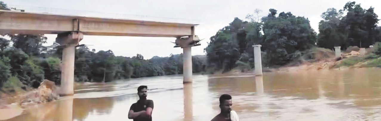 अधूरे पुल निर्माण ने स्कूली बच्चों की जान को डाला जोखिम में