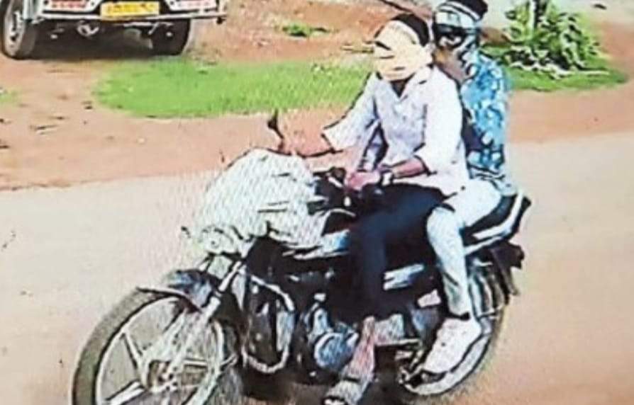बेमेतरा में दो जगह दिनदहाड़े साढे 3 लाख की लूट बेमेतरा में दो जगह दिनदहाड़े साढे 3 लाख की लूट