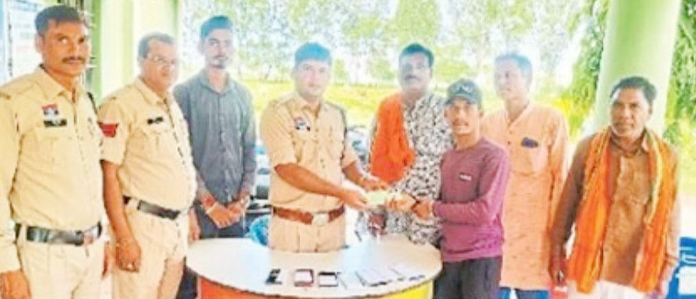 गुम 10 मोबाइल बरामद, मालिकों को सौंपा गुम 10 मोबाइल बरामद, मालिकों को सौंपा