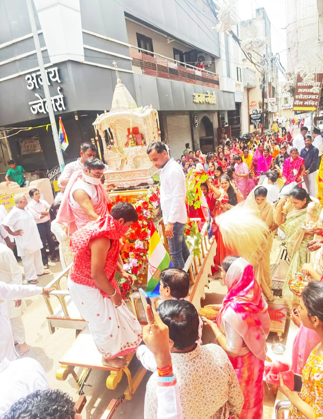 पर्यूषण महापर्व के अंतिम दिन पुरुष-महिलाएं-बच्चे बने एक दिन के साधु-साध्वी पर्यूषण महापर्व के अंतिम दिन पुरुष-महिलाएं-बच्चे बने एक दिन के साधु-साध्वी