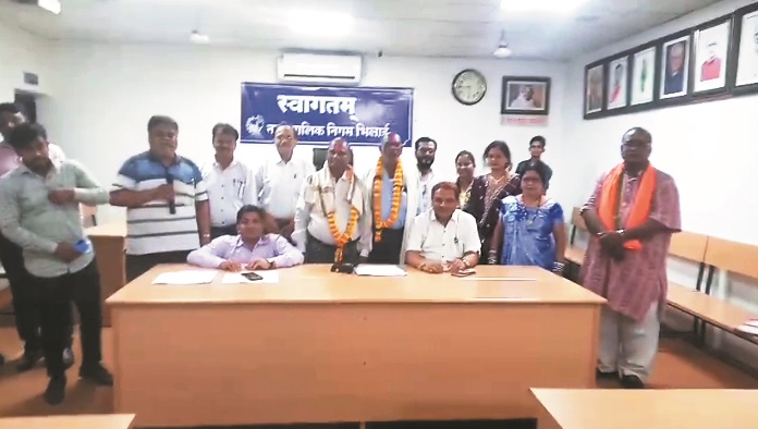 सेवानिवृत्त 2 कर्मचारियों को दी विदाई