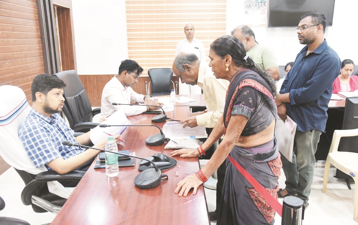 प्राकृतिक आपदा से मुर्गी पालन केंद्र क्षतिग्रस्त, जनदर्शन पहुंचीं समूह की महिलाएं