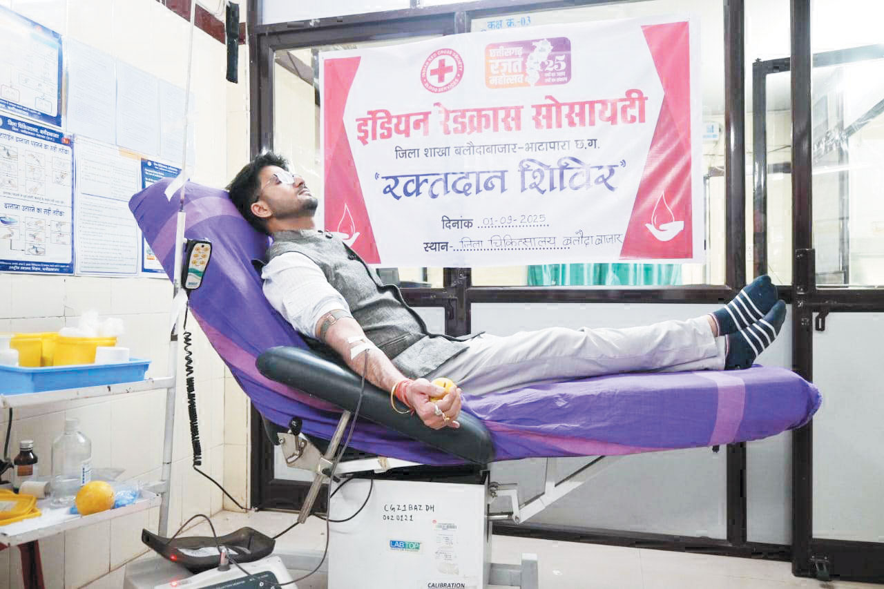 कलेक्टर ने किया रक्तदान कलेक्टर ने किया रक्तदान