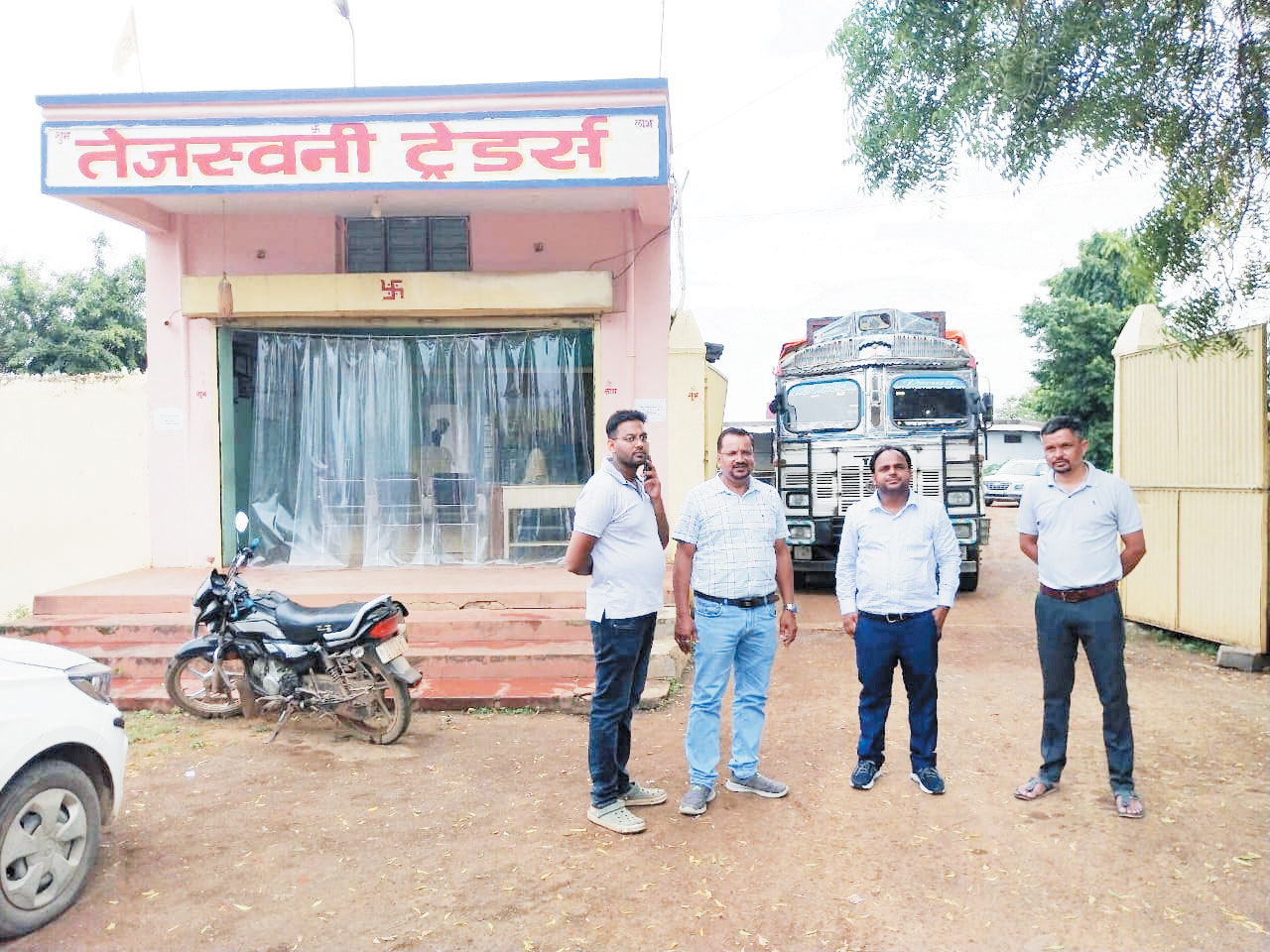 6 बोरी यूरिया जब्त