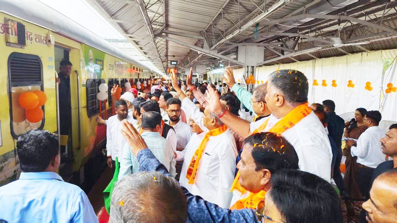 पर्यटन मंत्री ने अयोध्या दर्शन के लिए ट्रेन को दिखाई हरी झंडी