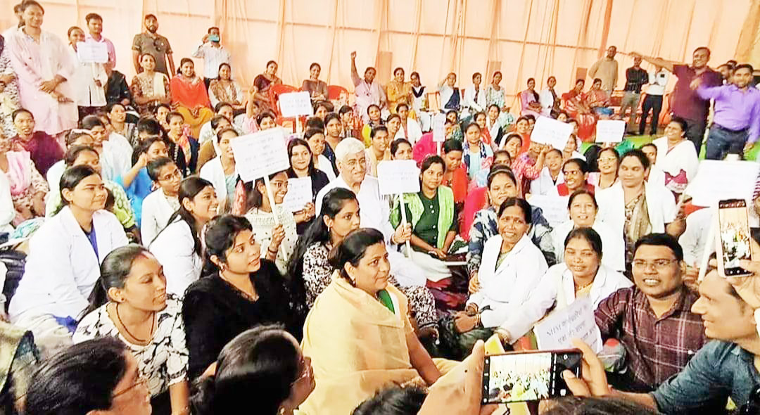 एनएचएम कर्मियों ने सौंपा खून से लिखा ज्ञापन एनएचएम कर्मियों ने सौंपा खून से लिखा ज्ञापन