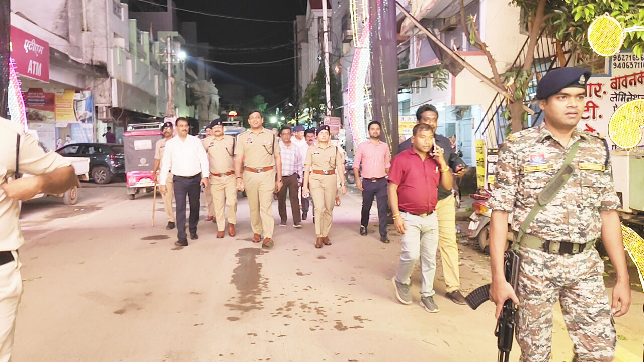 विसर्जन झांकी मार्ग से एसपी ने लिया जायजा विसर्जन झांकी मार्ग से एसपी ने लिया जायजा