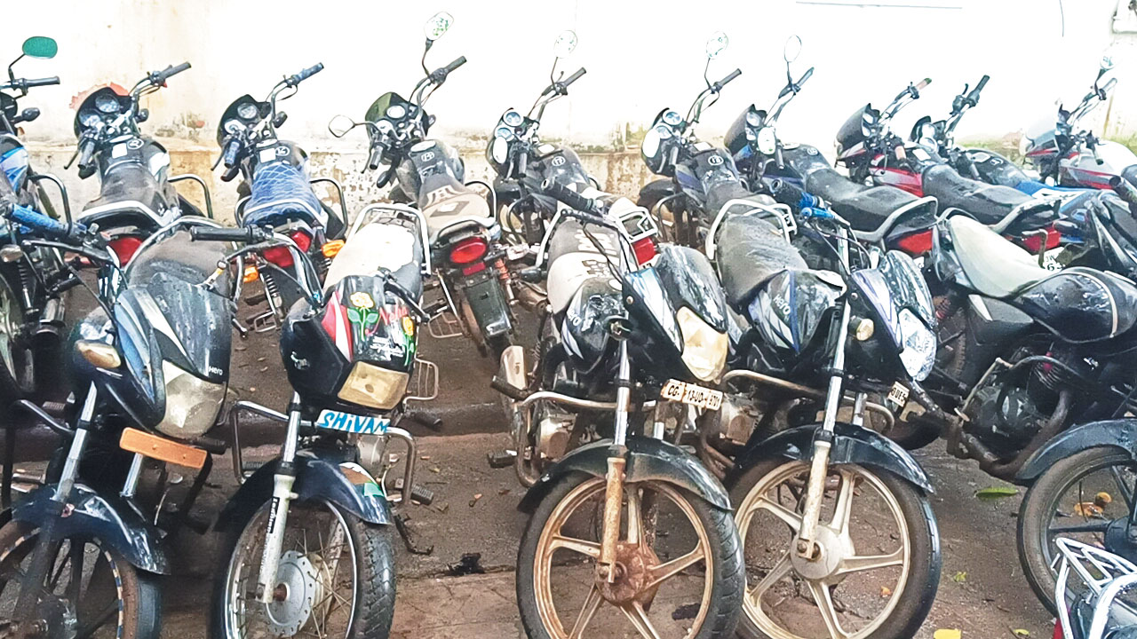 दर्जनों बाइक जब्त, 3 गिरफ्तार