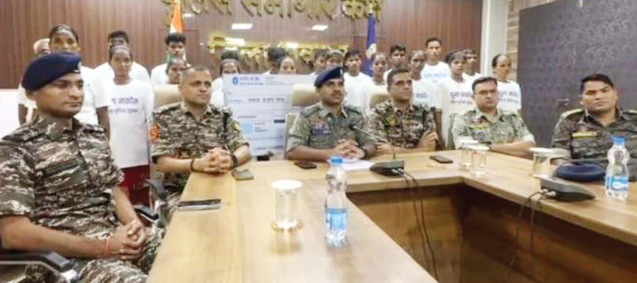 33 लाख के 11 ईनामी सहित  20 नक्सलियों का समर्पण