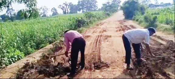 स्कूल आने-जाने के लिए कच्चे रास्ते की मरम्मत, डीईओ ने शिक्षकों को जारी किया नोटिस स्कूल आने-जाने के लिए कच्चे रास्ते की मरम्मत, डीईओ ने शिक्षकों को जारी किया नोटिस