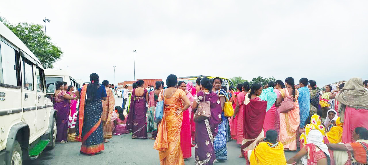 मितानिनों का प्रदर्शन -चक्काजाम मितानिनों का प्रदर्शन -चक्काजाम