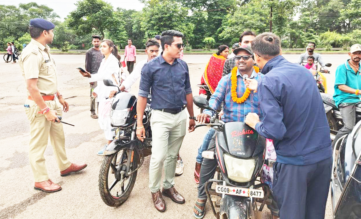 हेलमेट पहने दोपहिया चालकों का स्वागत, बिना हेलमेट वालों को समझाईश हेलमेट पहने दोपहिया चालकों का स्वागत, बिना हेलमेट वालों को समझाईश