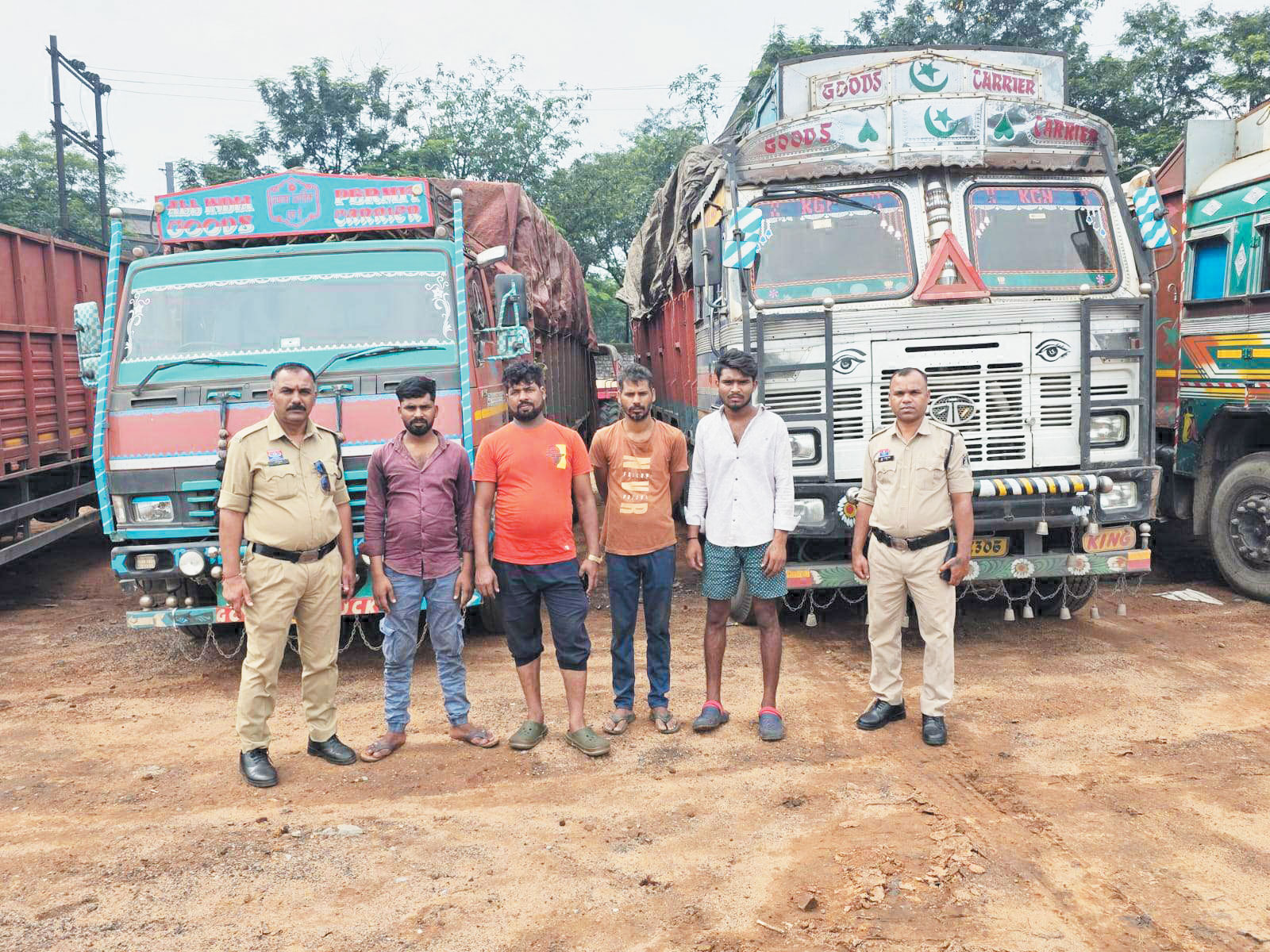 दो ट्रक और दो माजदा से 14 लाख का कबाड़ जब्त दो ट्रक और दो माजदा से 14 लाख का कबाड़ जब्त