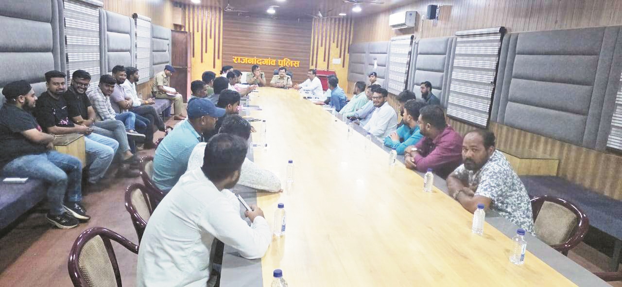 ईद-उल-नबी व विसर्जन झांकी की तैयारी को लेकर पुलिस ने ली बैठक ईद-उल-नबी व विसर्जन झांकी की तैयारी को लेकर पुलिस ने ली बैठक
