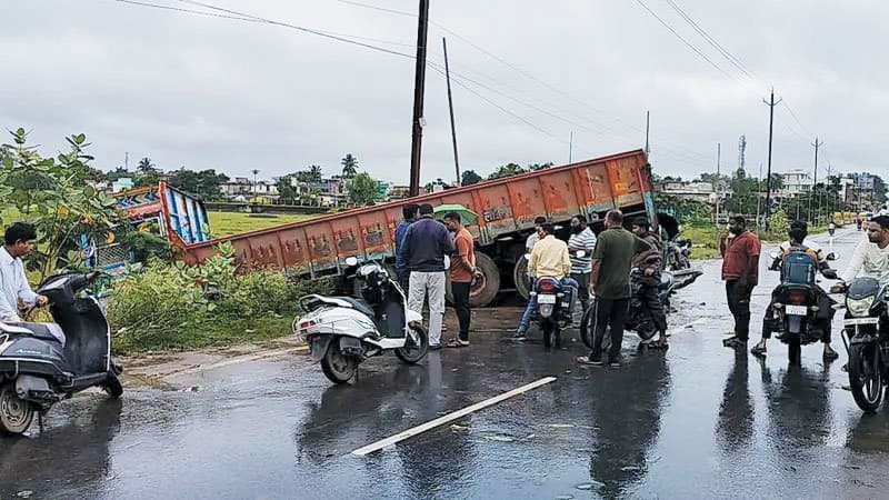 ट्रक बंधा तालाब में घुसा, बड़ा हादसा टला ट्रक बंधा तालाब में घुसा, बड़ा हादसा टला