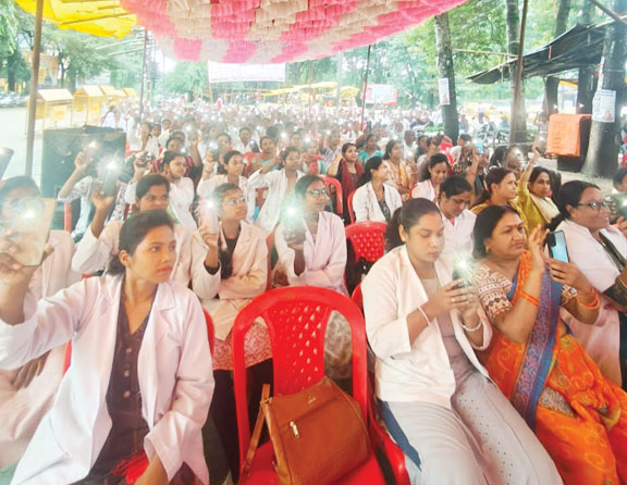 एनएचएम के कर्मियों ने दंडात्मक कार्रवाई पर जताया विरोध एनएचएम के कर्मियों ने दंडात्मक कार्रवाई पर जताया विरोध