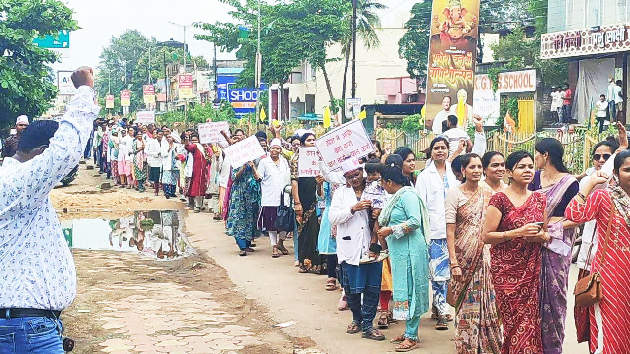 हड़ताली संविदा स्वास्थ्य कर्मियों का सामूहिक इस्तीफा, कार्रवाई से बढा़ आक्रोश हड़ताली संविदा स्वास्थ्य कर्मियों का सामूहिक इस्तीफा, कार्रवाई से बढा़ आक्रोश