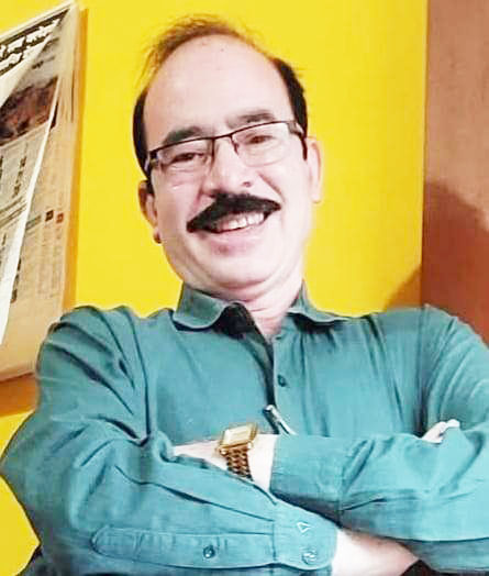 एक प्राचार्य जो बच्चों के घुप्प अंधेरे घरों में झांक आते हैं, माली हालातों में उनके कुशल भविष्य की नींव टटोलते हैं...
