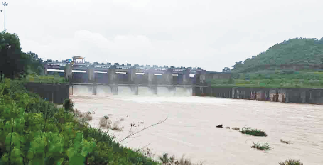 बारिश से केलो डैम का जलस्तर बढ़ा, 6 गेट खोले गए बारिश से केलो डैम का जलस्तर बढ़ा, 6 गेट खोले गए
