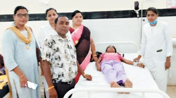 आश्रम छात्रावास की बालिकाओं की स्वास्थ्य जांच आश्रम छात्रावास की बालिकाओं की स्वास्थ्य जांच