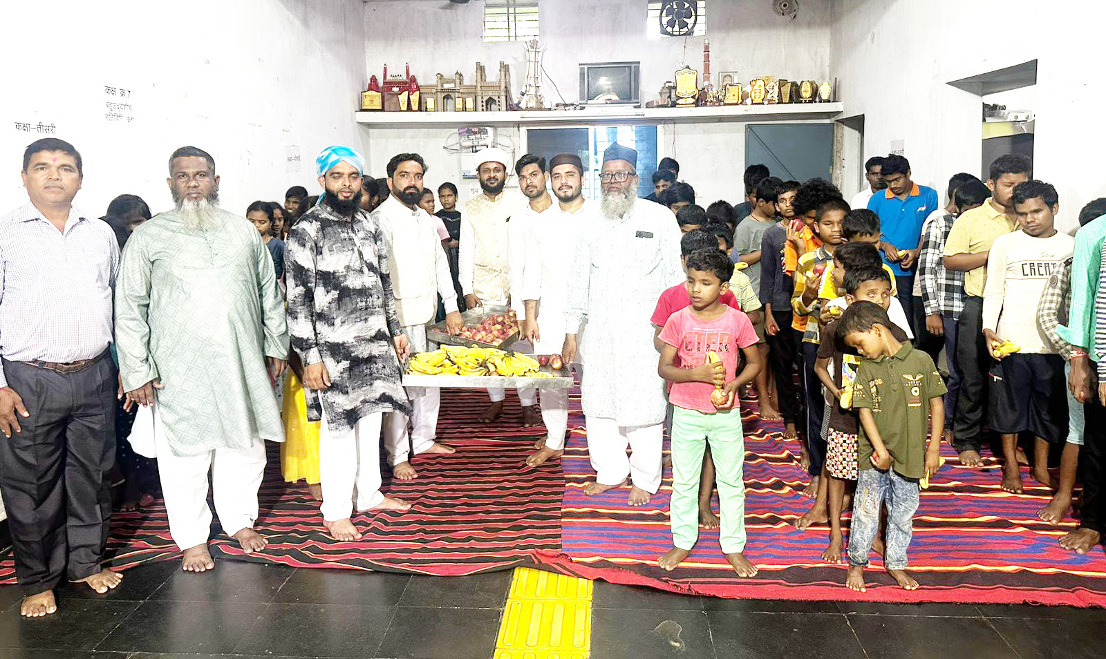 ईद मिलादुन्नबी पर बच्चों व मरीजों को फल वितरण ईद मिलादुन्नबी पर बच्चों व मरीजों को फल वितरण
