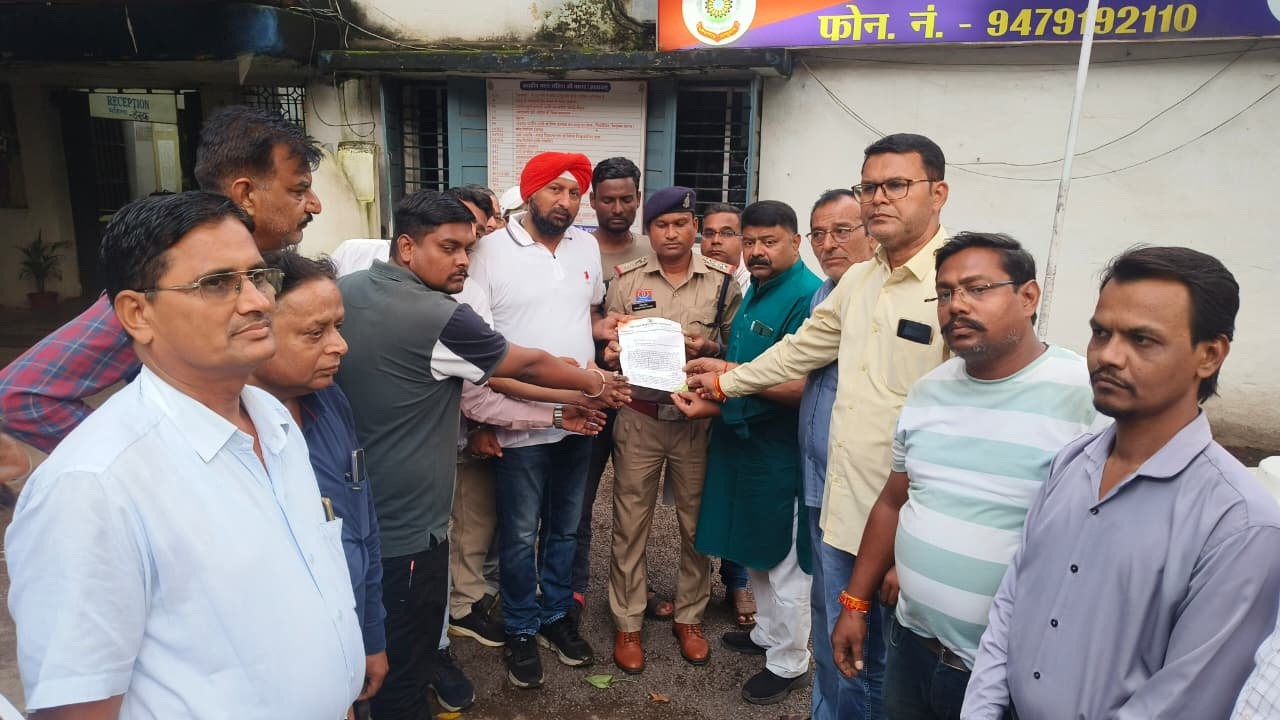नियम विरूद्ध निर्माण को लेकर एफआईआर की मांग नियम विरूद्ध निर्माण को लेकर एफआईआर की मांग
