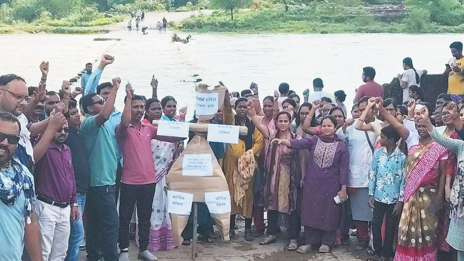 एनएचएम संविदा कर्मचारियों की हड़ताल जारी एनएचएम संविदा कर्मचारियों की हड़ताल जारी