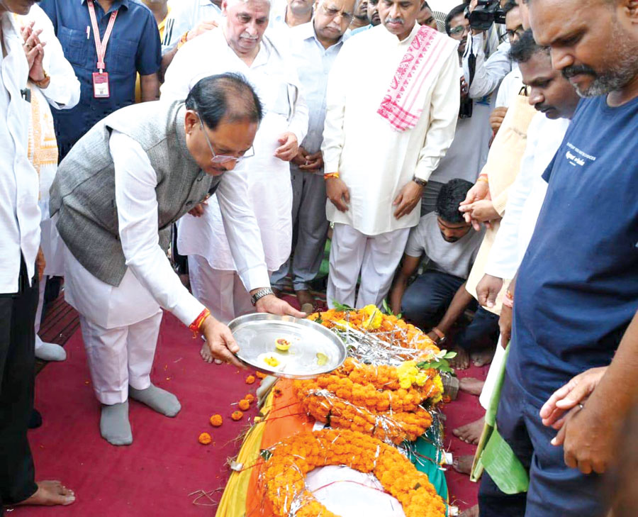 आरएसएस के पूर्व प्रांत प्रचारक शांताराम सर्राफ अंतिम संस्कार, सीएम ने दी श्रद्धांजलि आरएसएस के पूर्व प्रांत प्रचारक शांताराम सर्राफ अंतिम संस्कार, सीएम ने दी श्रद्धांजलि