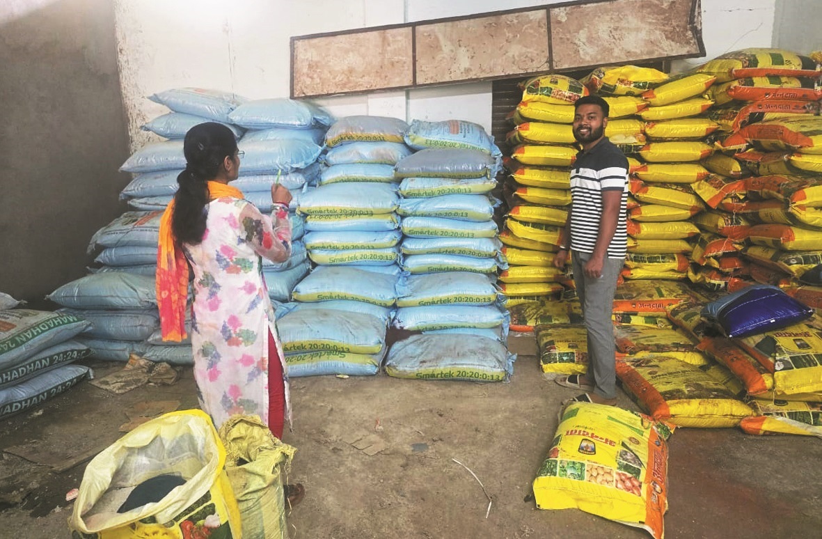 उर्वरक व्यवसाय में अनियमितता बरतने वालों के खिलाफ प्रशासन सख्त उर्वरक व्यवसाय में अनियमितता बरतने वालों के खिलाफ प्रशासन सख्त