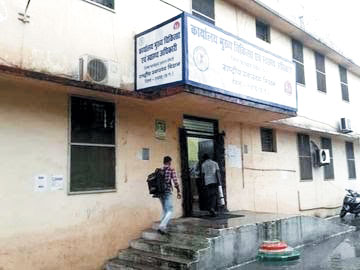 एफआईआर व कॅरियर का डर दिखाकर आदिवासी छात्र के परिवार से वसूले 20 हजार एफआईआर व कॅरियर का डर दिखाकर आदिवासी छात्र के परिवार से वसूले 20 हजार
