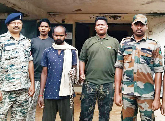 रेप का फरार आरोपी जंगल से गिरफ्तार रेप का फरार आरोपी जंगल से गिरफ्तार