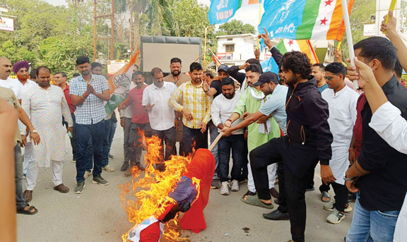 कांग्रेसियों ने मंत्री केदार का फूंका पुतला, मंत्री मंडल से बर्खास्तगी की मांग कांग्रेसियों ने मंत्री केदार का फूंका पुतला, मंत्री मंडल से बर्खास्तगी की मांग