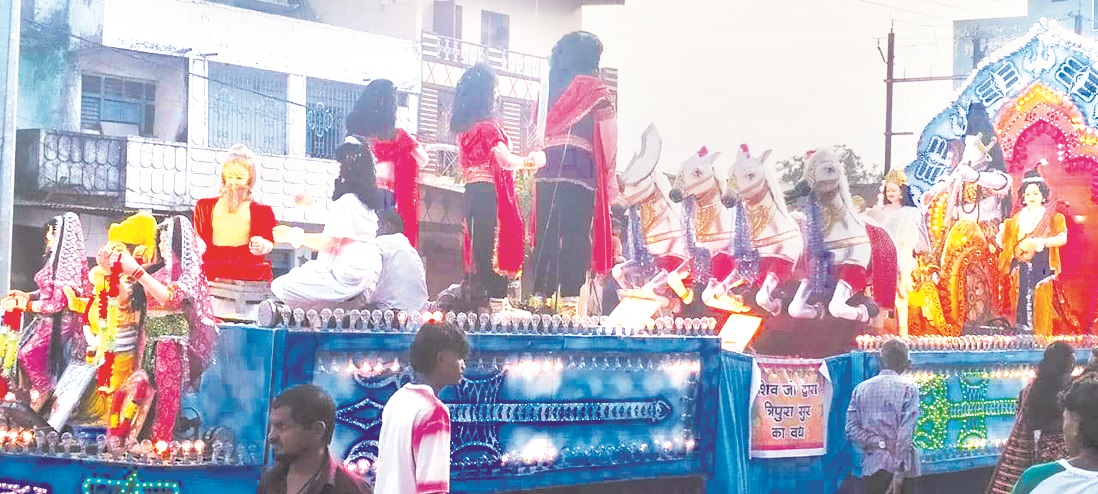 गणपति बप्पा मोरिया, अगले बरस तू जल्दी आ... बाजे-गाजे के साथ प्रतिमाओं का विसर्जन गणपति बप्पा मोरिया, अगले बरस तू जल्दी आ... बाजे-गाजे के साथ प्रतिमाओं का विसर्जन