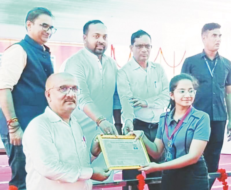 150 शिक्षकों और 88 प्रतिभावान छात्र-छात्राओं का सम्मान 150 शिक्षकों और 88 प्रतिभावान छात्र-छात्राओं का सम्मान