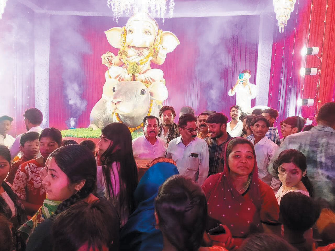 महाआरती में नपाध्यक्ष हुए शामिल महाआरती में नपाध्यक्ष हुए शामिल