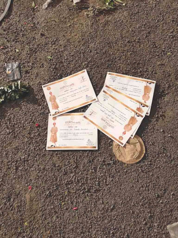 कचरे के ढेर में मिला गायक कैलाश खेर का प्रशस्ति पत्र कचरे के ढेर में मिला गायक कैलाश खेर का प्रशस्ति पत्र