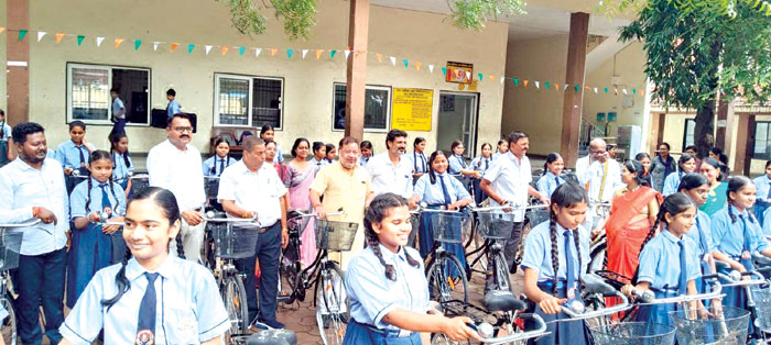 सप्रे शाला की छात्राओं को निशुल्क सायकल सप्रे शाला की छात्राओं को निशुल्क सायकल