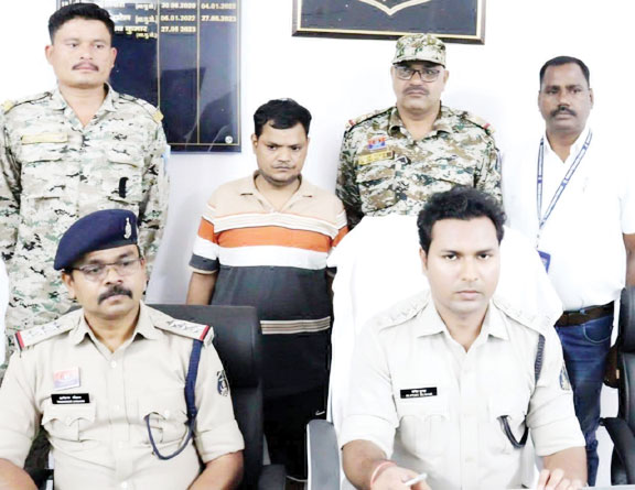 चोरी का आरोपी गिरफ्तार, लाखों का सोना-चांदी बरामद चोरी का आरोपी गिरफ्तार, लाखों का सोना-चांदी बरामद