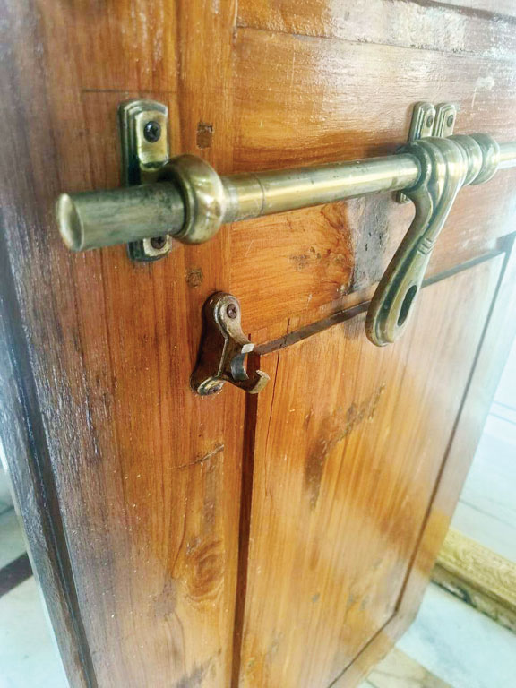 गिरोला मंदिर में तीसरी बार चोरी, मां के गले का हार व मुकुट पार गिरोला मंदिर में तीसरी बार चोरी, मां के गले का हार व मुकुट पार