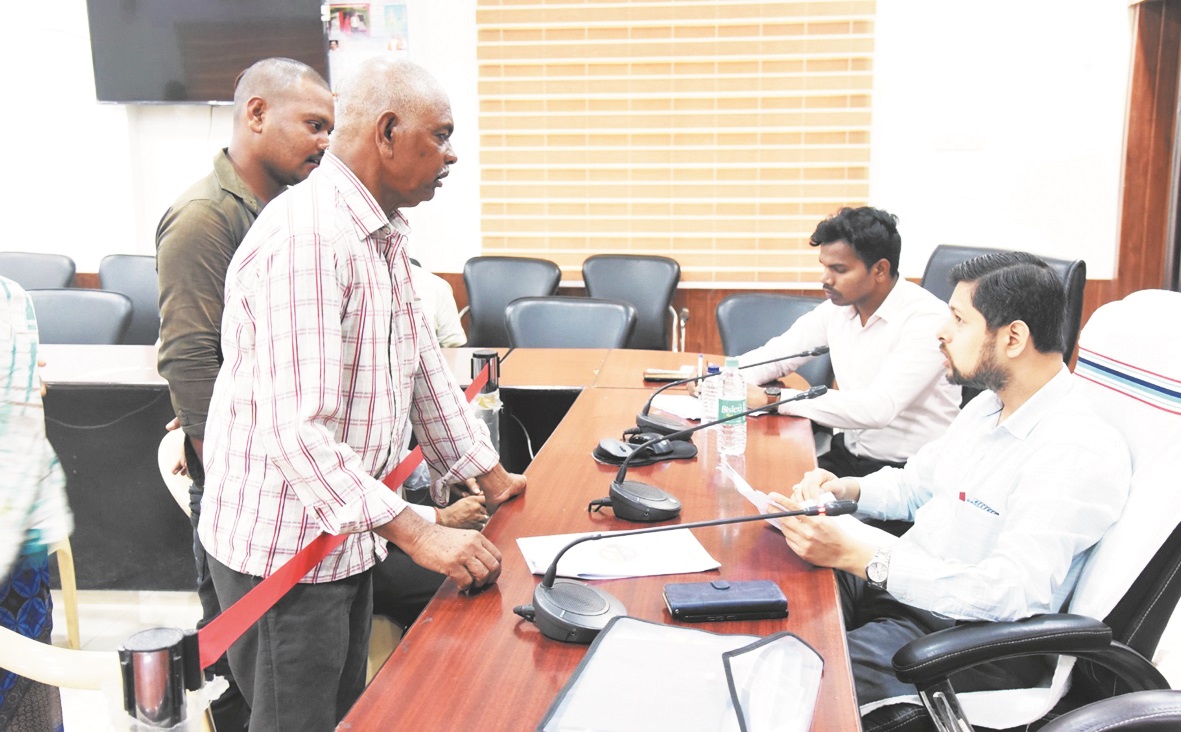 भवन मरम्मत के लिए दुकान खाली कराने जनदर्शन में गुहार भवन मरम्मत के लिए दुकान खाली कराने जनदर्शन में गुहार