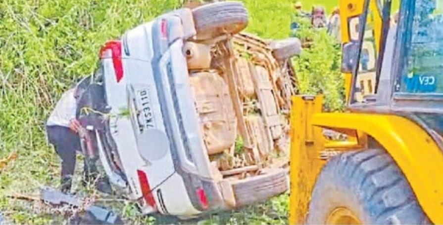 कार पलटी, युवक की मौत, दो घायल कार पलटी, युवक की मौत, दो घायल