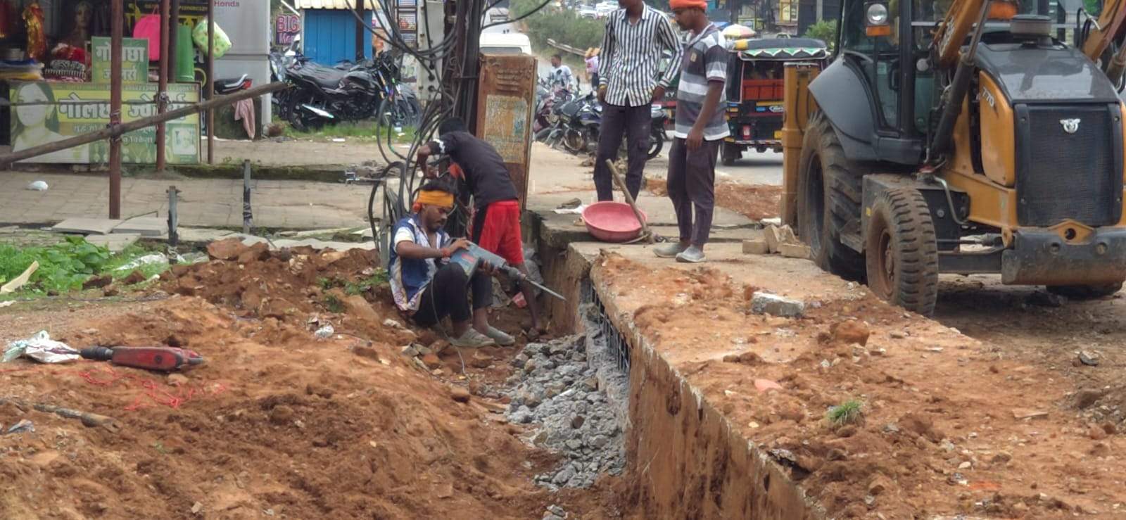 राष्ट्रीय राजमार्ग पर 200 मीटर नाली की तोडफ़ोड़, एनएचआई बेखबर राष्ट्रीय राजमार्ग पर 200 मीटर नाली की तोडफ़ोड़, एनएचआई बेखबर