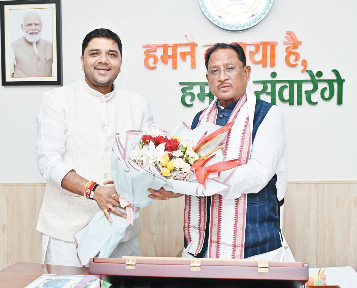 भाजपा नेता अतुल पर्वत ने सीएम से लिया आशीर्वाद भाजपा नेता अतुल पर्वत ने सीएम से लिया आशीर्वाद