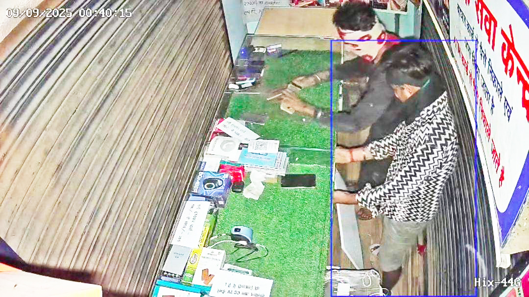 मोबाइल दुकान में चोरी, सीसीटीवी में कैद मोबाइल दुकान में चोरी, सीसीटीवी में कैद