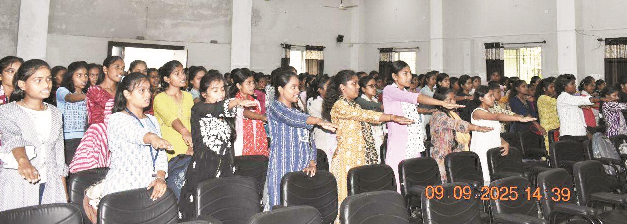 सायबर अपराध व असामाजिक गतिविधियों से दूर रहने छात्राओं ने लिया संकल्प