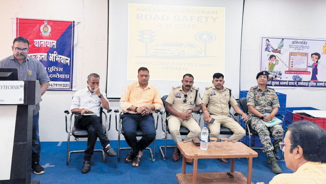 यातायात पुलिस ने कॉलेज में दी सडक़ सुरक्षा की सीख यातायात पुलिस ने कॉलेज में दी सडक़ सुरक्षा की सीख
