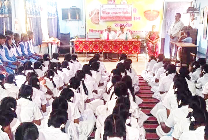 कस्तूरबा गांधी बालिका आवासीय विद्यालय में विधिक साक्षरता शिविर