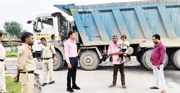बगैर पीट पास व ओवरलोड गाड़ी को चालक छोडक़र भागा, गिट्टी लोड टिप्पर भी जब्त बगैर पीट पास व ओवरलोड गाड़ी को चालक छोडक़र भागा, गिट्टी लोड टिप्पर भी जब्त